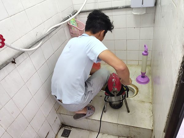 深泽管道堵塞冒臭气 专业师傅现场解决问题